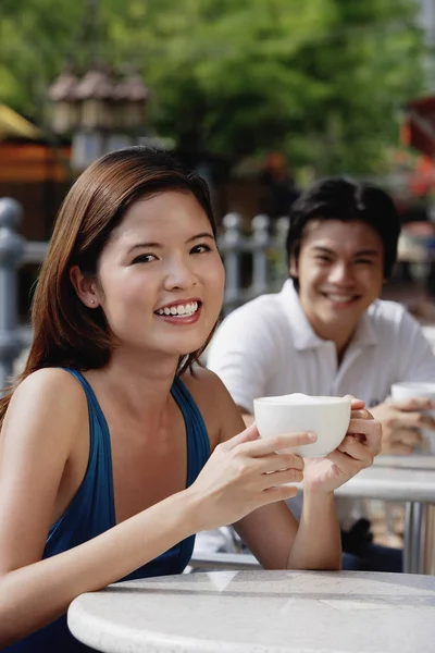 Kvinna med kopp kaffe i caféet — Stockfoto