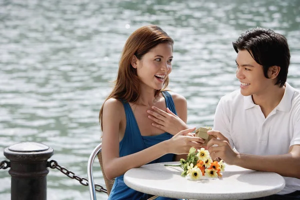 Pareja sentada en la cafetería al aire libre —  Fotos de Stock