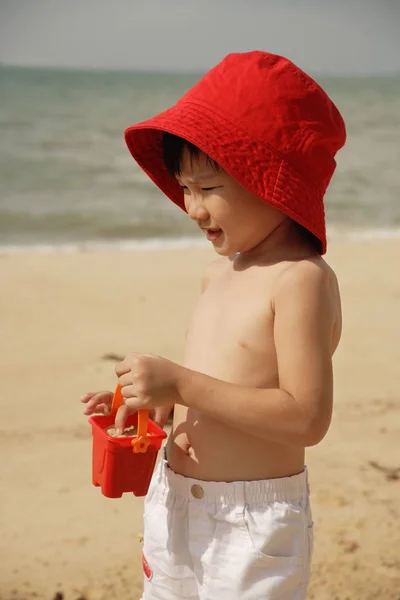 ビーチで外の少年 — ストック写真
