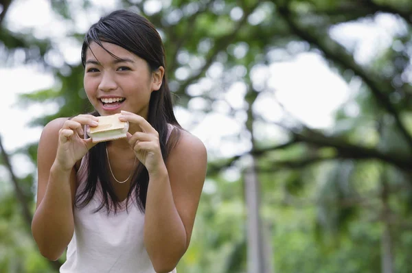 Ung kvinna äter glass — Stockfoto
