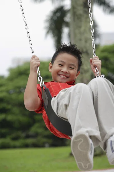 Rapaz divirta-se no parque infantil — Fotografia de Stock