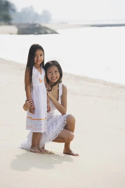 어머니와 딸이 해변에 — 스톡 사진