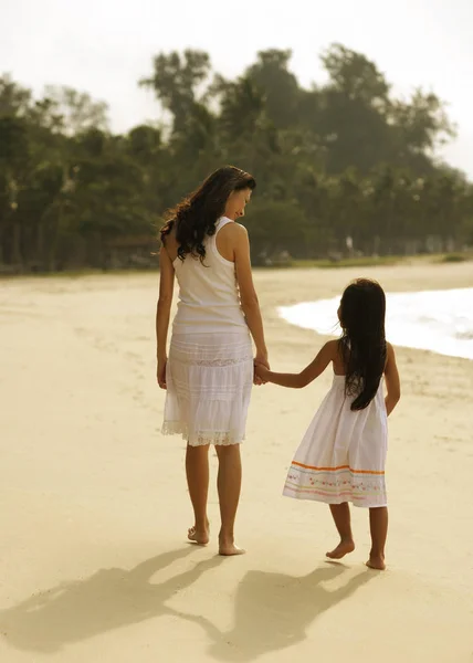 Anya és lánya, séta a strand — Stock Fotó