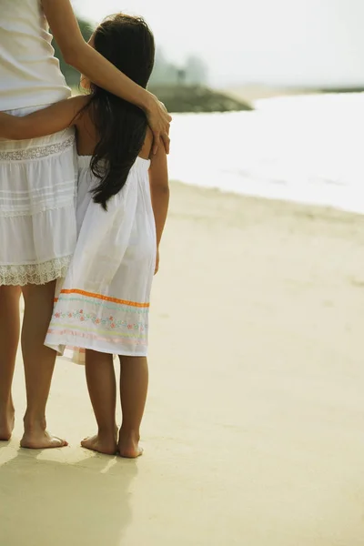 母と娘のビーチの上に立って — ストック写真