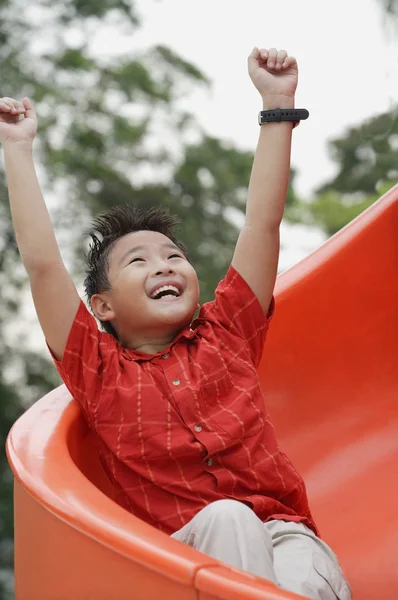 Rapaz divirta-se no parque infantil — Fotografia de Stock