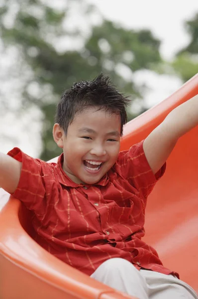 Rapaz divirta-se no parque infantil — Fotografia de Stock