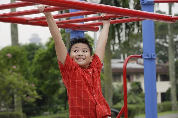 Niño divertirse en el patio de recreo — Foto de Stock