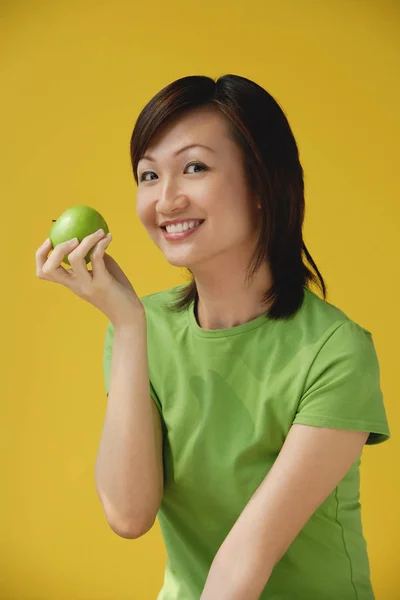 Vrouw met groene appel — Stockfoto