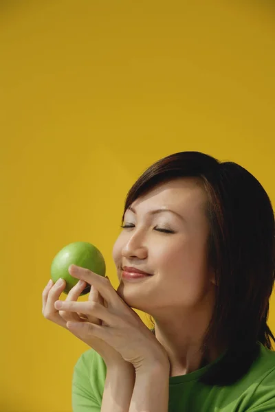 Mulher segurando maçã verde — Fotografia de Stock