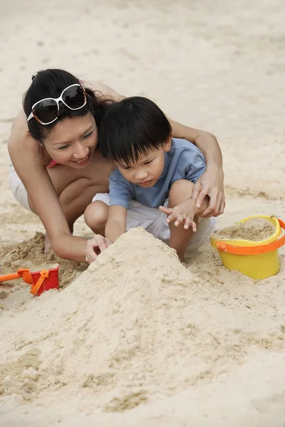 Anya és fia a strandon — Stock Fotó