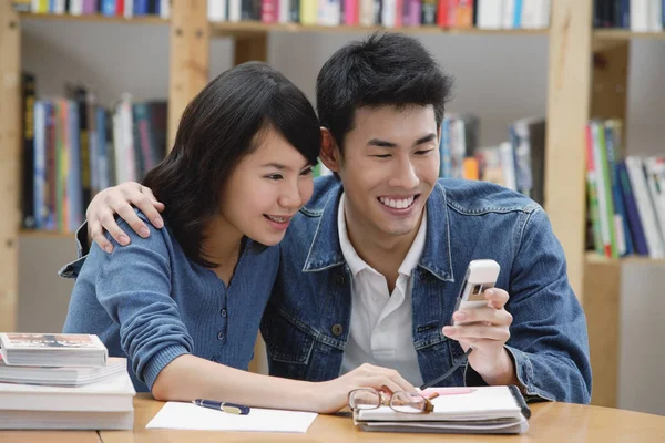 Unga studenter i biblioteket — Stockfoto