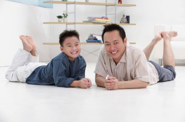 Baba ve oğul oturma odasında