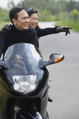 Motosiklet süren kadın ve erkek