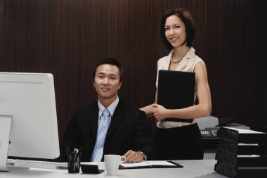 erkek ve kadın iş yerinde