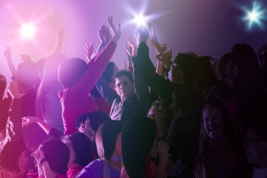 kalabalık kaldırdı Kollarını açarak dans