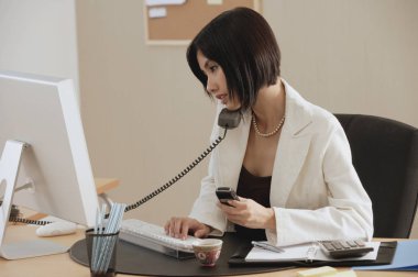 Bir kadın telefonla konuşuyor 