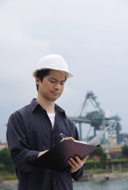 Miğferi ve panosu olan adam.