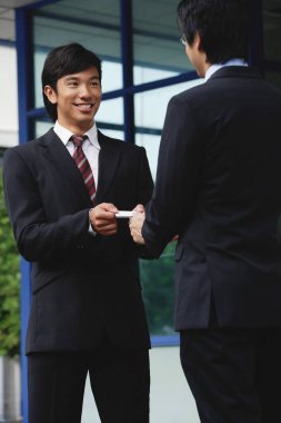 Takım elbise giyen iki adam