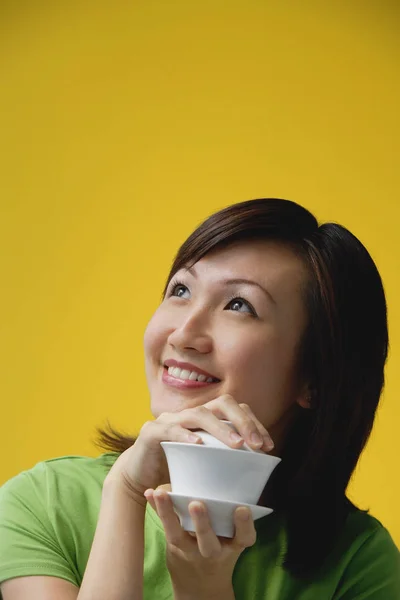 Mujer bebiendo de la taza de té —  Fotos de Stock