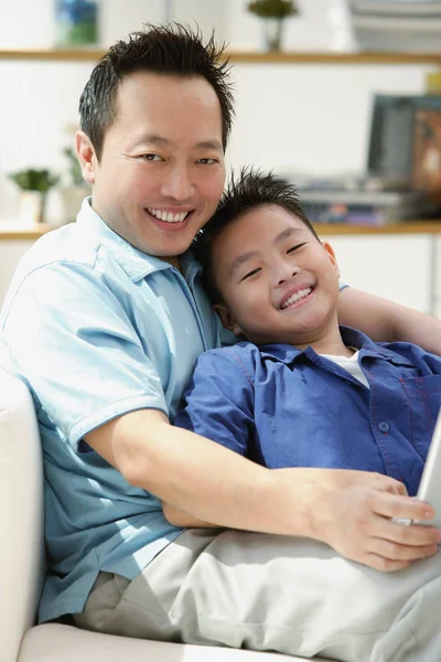 Vater und Sohn mit Laptop — Stockfoto