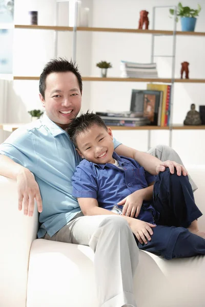 Otec a syn v obývacím pokoji — Stock fotografie