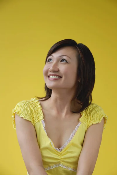 Kvinna i gul topp — Stockfoto