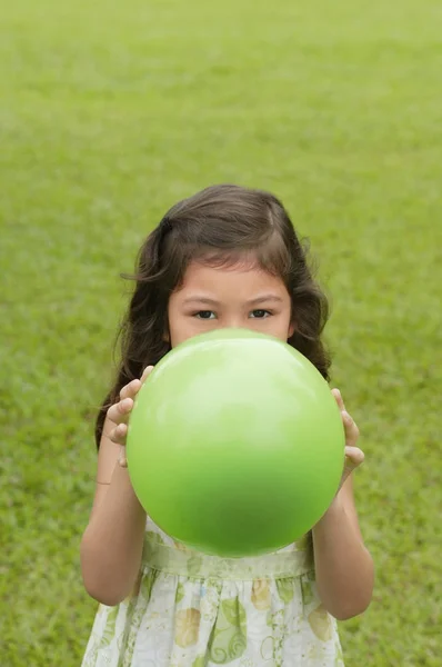 Ragazza che tiene palloncino — Foto Stock