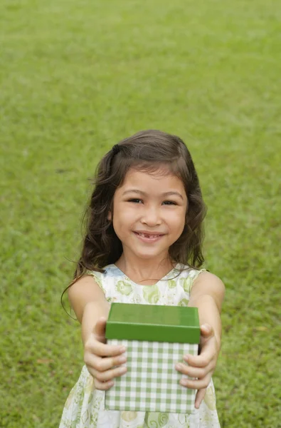 Dziewczynę stojącą na trawie — Zdjęcie stockowe