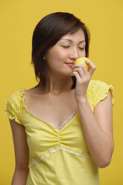 Frau riecht nach Zitrone — Stockfoto