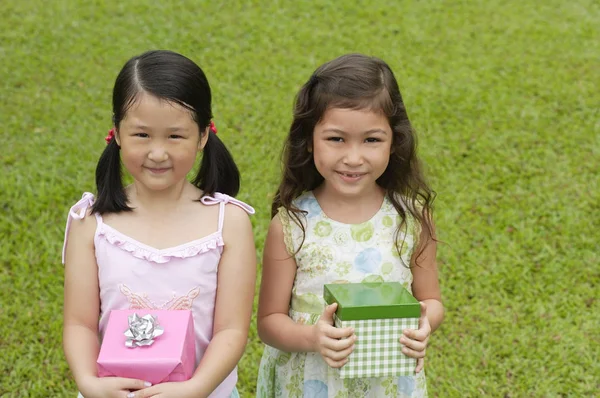 Две девушки держат подарочные коробки — стоковое фото