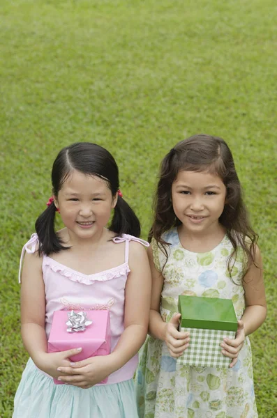 Due ragazze con scatole regalo — Foto Stock