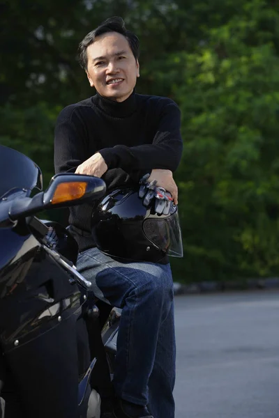 Motosiklet üzerinde eğilerek adam — Stok fotoğraf