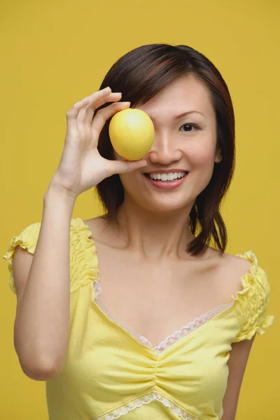 Frau hält Zitrone in der Hand — Stockfoto