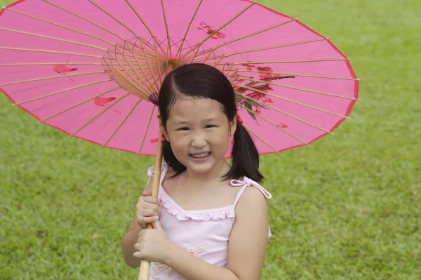Девушка с бумажным зонтиком — стоковое фото