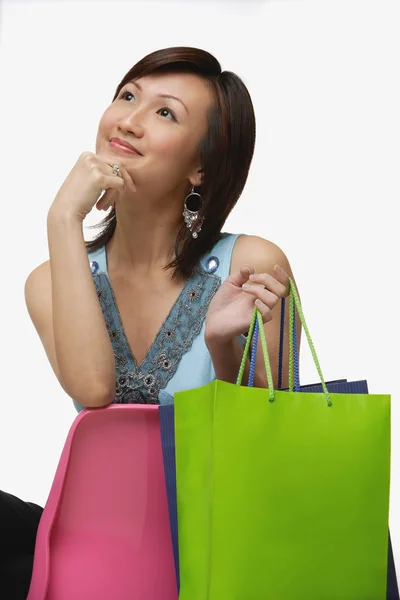 Fiatal nő bevásárló táskák — Stock Fotó