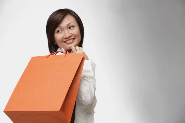 Empresaria que lleva bolsas de compras — Foto de Stock