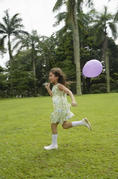 Flicka anläggning ballong — Stockfoto