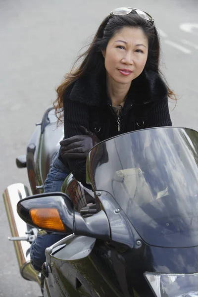 Зріла жінка з мотоциклом — стокове фото
