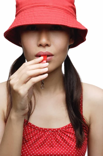 Jeune femme portant un chapeau rouge — Photo