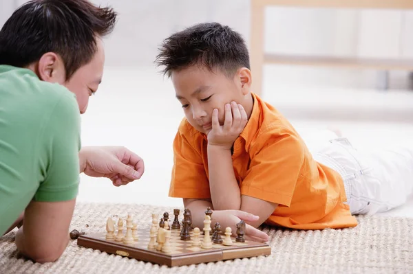 Father and son playing chess — Stock Photo, Image