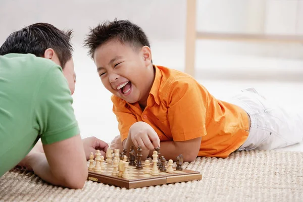 Otec a syn hrají šachy — Stock fotografie
