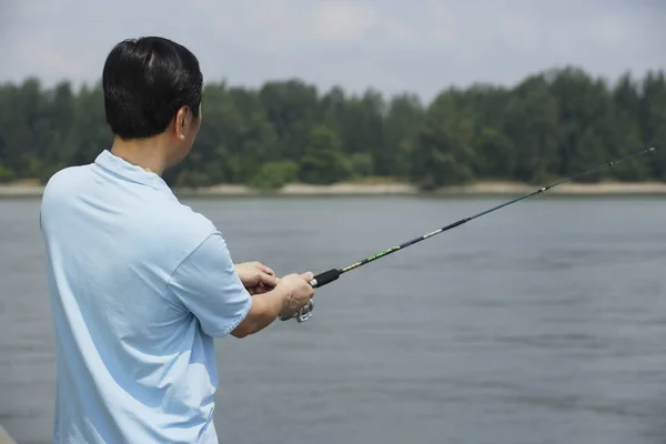 Adam olta ile Balık tutma — Stok fotoğraf