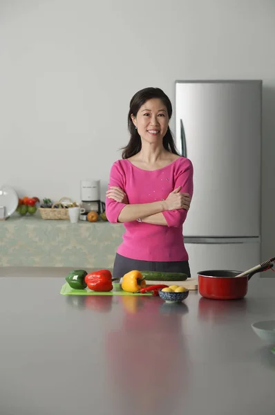 Mature woman in kitchen — Stock Photo, Image