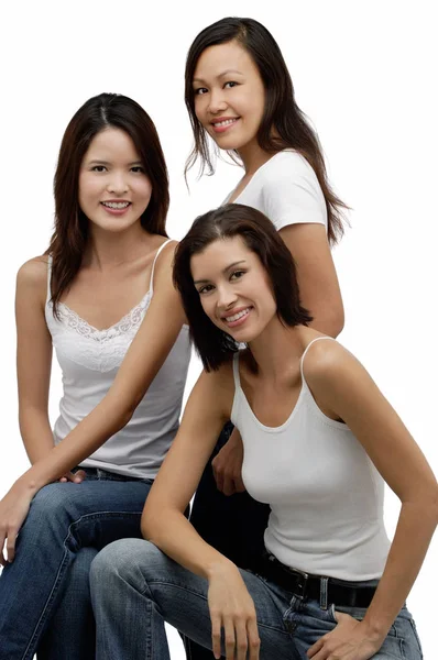 Tres mujeres jóvenes — Foto de Stock