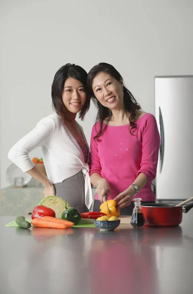 Mother and adult daughter in kitchen — Stock Photo, Image