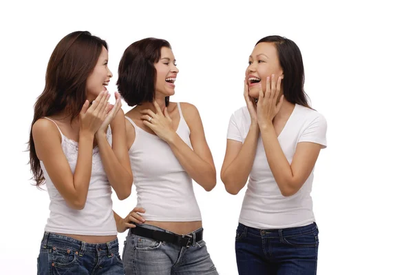 Drie jonge vrouwen — Stockfoto