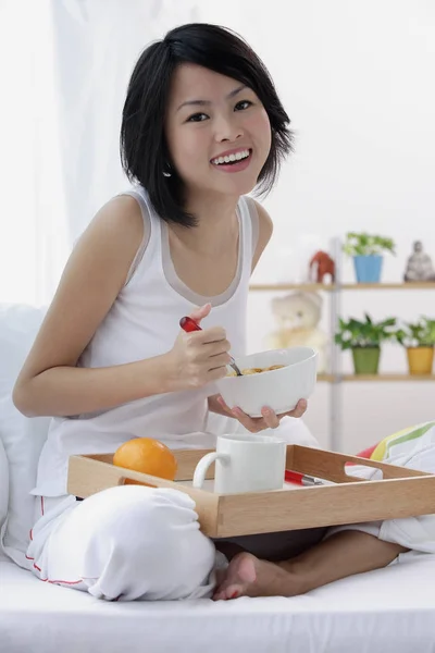 Young woman having breakfast — Stock Photo, Image