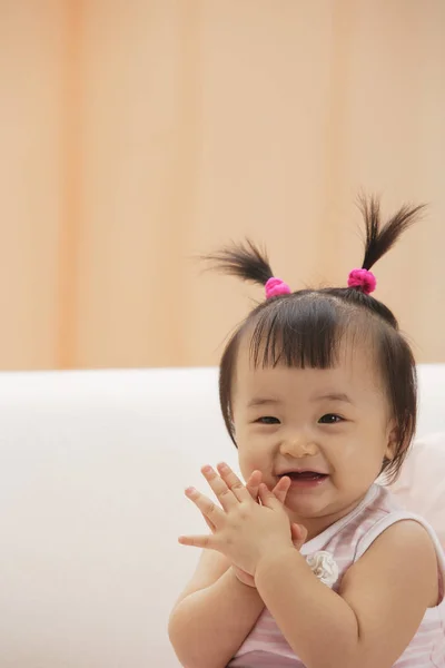 Ragazza che applaude — Foto Stock