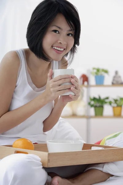 Young woman holding cup of coffee — Stock Photo, Image