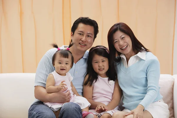 Retrato de Familia de 4, mamá, papá y dos hijas — Foto de Stock